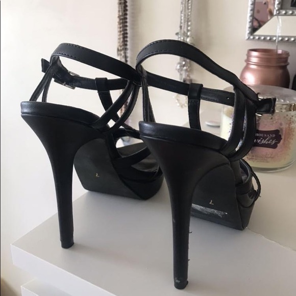 Le Chateau heels 👠 - Picture 2 of 4